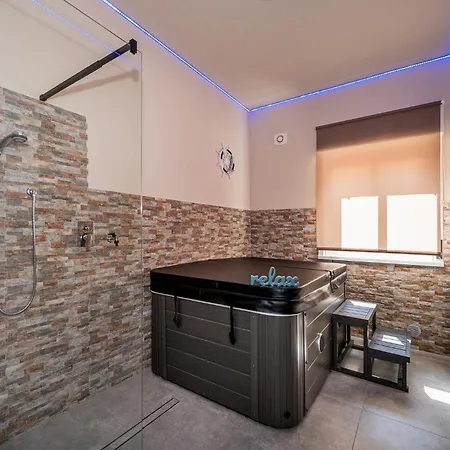 Golden House Con Jacuzzi Daire *